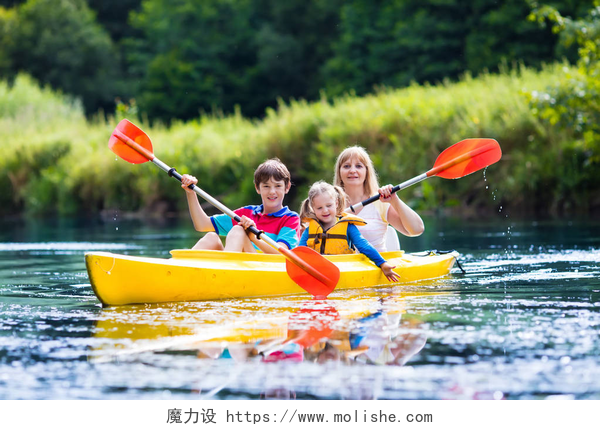 在炎热的夏水上划皮艇的孩子们家庭享受皮艇骑在一条河